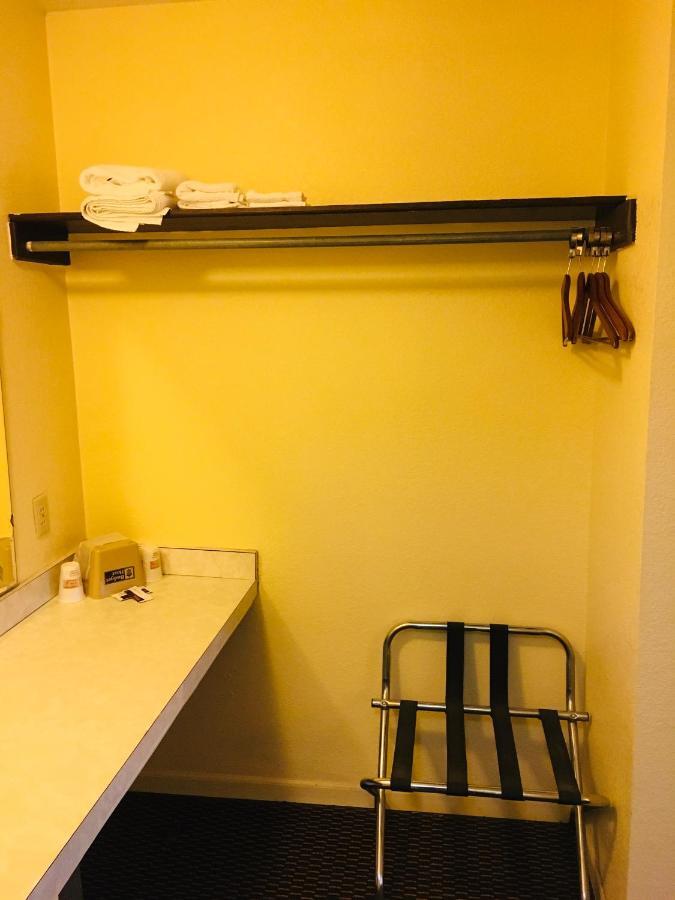 Budget Inn Caravan Motel Harrisonville ภายนอก รูปภาพ